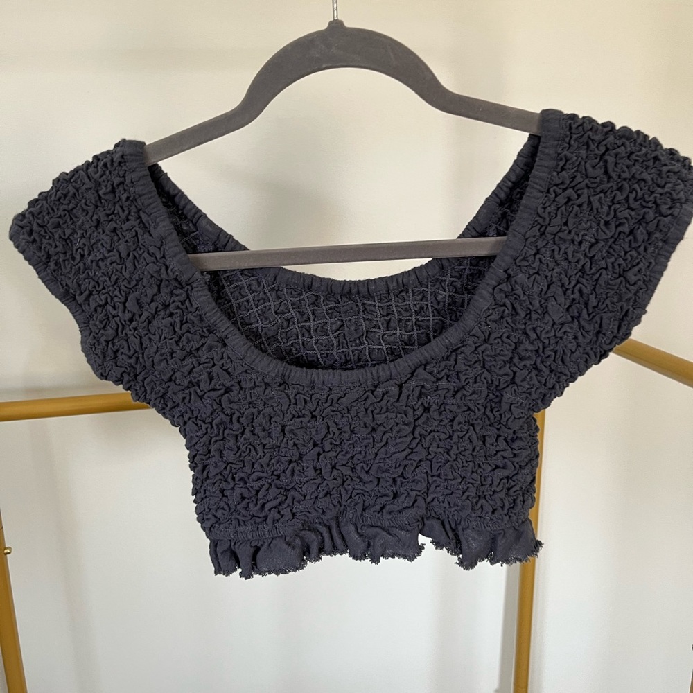 Like new- Free people textured/ruched crop top with cropped sleeves.
